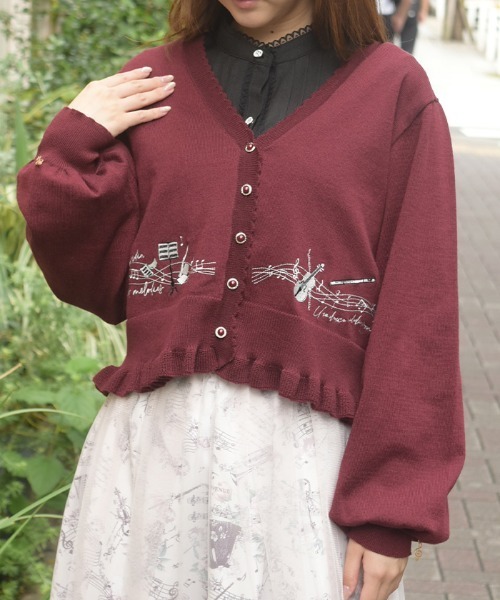 axes femme(アクシーズファム)の「音楽刺繍ショートニットカーディガン(カーディガン/ボレロ・レディース・ブラック/ワイン/キナリ・FREE)」の4枚目の写真