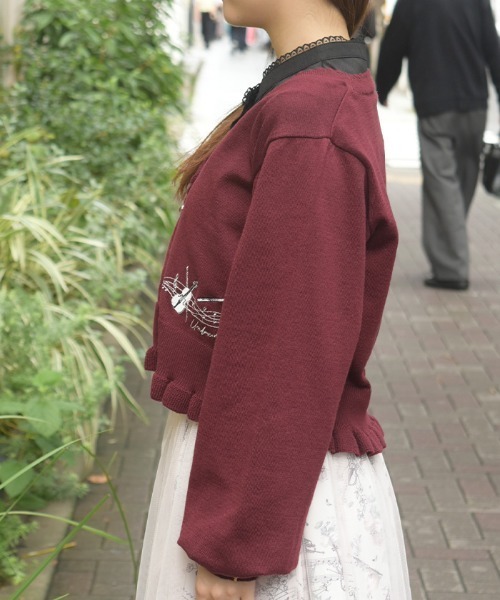 axes femme(アクシーズファム)の「音楽刺繍ショートニットカーディガン(カーディガン/ボレロ・レディース・ブラック/ワイン/キナリ・FREE)」の5枚目の写真