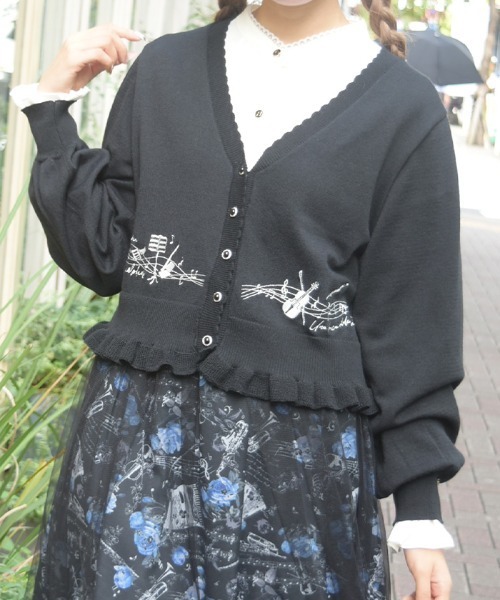 axes femme(アクシーズファム)の「音楽刺繍ショートニットカーディガン(カーディガン/ボレロ・レディース・ブラック/ワイン/キナリ・FREE)」の10枚目の写真