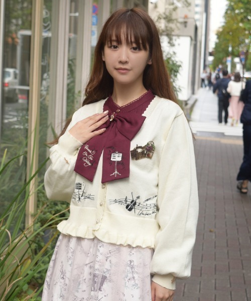 axes femme(アクシーズファム)の「音楽刺繍ショートニットカーディガン(カーディガン/ボレロ・レディース・ブラック/ワイン/キナリ・FREE)」の16枚目の写真