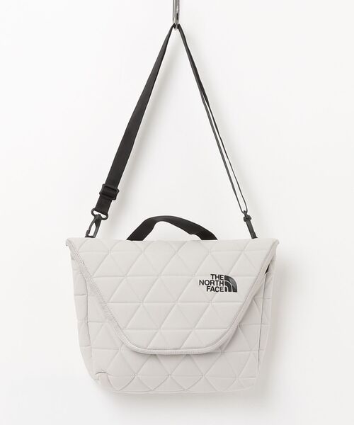 THE NORTH FACE(ザノースフェイス)の「THE NORTH FACE(ザ・ノース・フェイス)ジオフェイスショルダー(ショルダーバッグ・レディース・ブラック/アイボリー・F)」の2枚目の写真