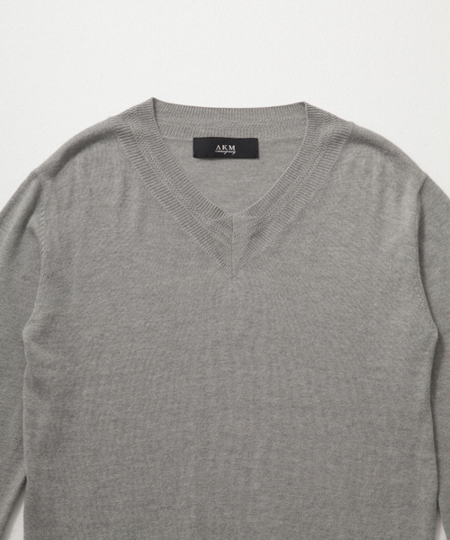 AKM Contemporary（エイケイエムコンテンポラリー）の「【AKM Contemporary】アンゴラミックスシルキーVネックニット（ニット/セーター・メンズ・グレー/ネイビー/ブラック・MEDIUM/LARGE/SMALL）」の4枚目の写真
