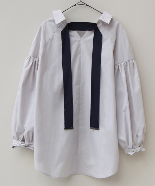 REAL CUBE（リアルキューブ）の「ヌキ襟・袖コンシャス バックリボンブラウス シャツ（シャツ/ブラウス・レディース・ネイビー/ラベンダー/グレー/オフホワイト/カーキ/ホワイト×ネイビー/ブルー系その他/ホワイト×ブラック・40/38/36）」の17枚目の写真