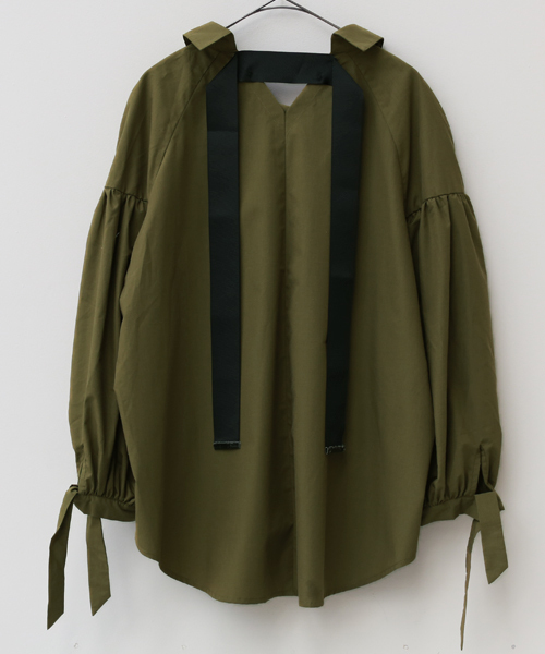 REAL CUBE（リアルキューブ）の「ヌキ襟・袖コンシャス バックリボンブラウス シャツ（シャツ/ブラウス・レディース・ネイビー/ラベンダー/グレー/オフホワイト/カーキ/ホワイト×ネイビー/ブルー系その他/ホワイト×ブラック・40/38/36）」の18枚目の写真