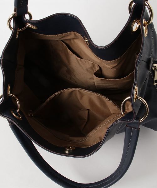 NATURAL BEAUTY BASIC（ナチュラルビューティーベーシック）の「サイドファスナーソフトショルダーバック（ショルダーバッグ・レディース・ホワイト/ベージュ/ネイビー・ﾌﾘ-）」の6枚目の写真