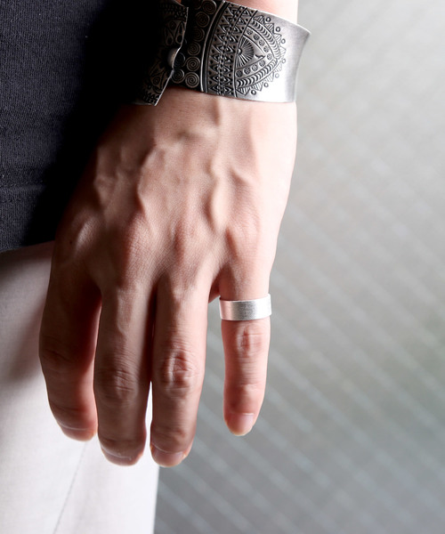 YArKA（ヤーカ）の「【YArKA/ヤーカ】silver925 7mm plane ring [pwo]/シルバー925  7ミリプレーンリング（リング・メンズ・ブラック/シルバー/ゴールド/その他11/その他12・#13/#11/#15/#17/#9/#7/#19/#21/#23）」の4枚目の写真
