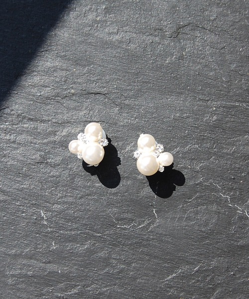 MAYGLOBE（メイグローブ）の「MAYGLOBE Veil / アクリルパールビジューイヤリング（イヤリング・レディース・シルバー/ゴールド・FREE）」の2枚目の写真