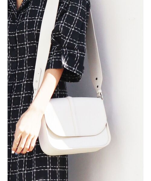 EMODA（エモダ）の「フラップショルダーバッグ（ショルダーバッグ・レディース・キャメル/ホワイト/ブラック・FREE）」の2枚目の写真
