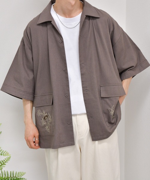 kutir（クティール）の「フラワー刺繍リネンシャツ（シャツ/ブラウス・メンズ・ライトグレー/グリーン/モカ・MEDIUM/LARGE）」の2枚目の写真