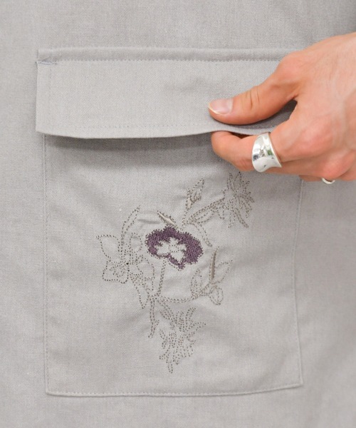 kutir（クティール）の「フラワー刺繍リネンシャツ（シャツ/ブラウス・メンズ・ライトグレー/グリーン/モカ・MEDIUM/LARGE）」の5枚目の写真