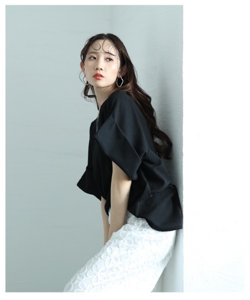 Sawa a la mode(サワアラモード)の「ゆったりスリーブのVネックカットソー(Tシャツ/カットソー・レディース・ブラック/ホワイト・FREE)」の18枚目の写真