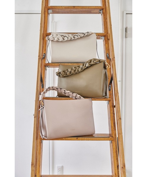 COCCINELLE(コチネレ)の「《COCCINELLE/コチネレ》BOHEME MEDIUM(ショルダーバッグ・レディース・カーキ/ホワイト/ベージュ・FREE)」の2枚目の写真