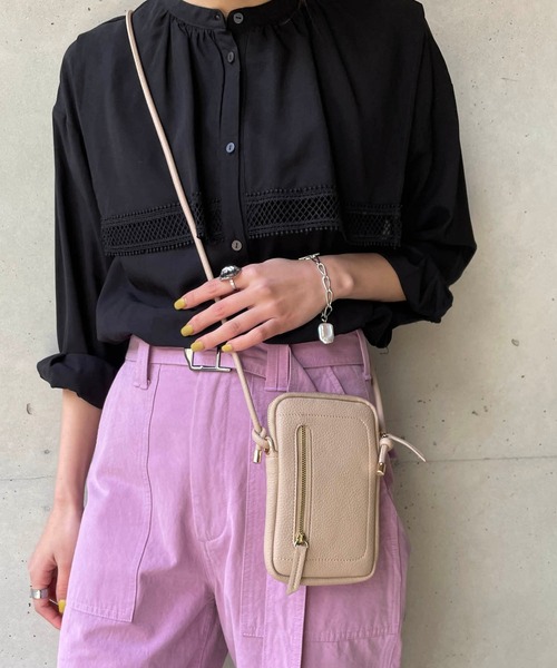 CAPRICIEUX LE'MAGE(カプリシューレマージュ)の「フロントジップミニショルダーバッグ(ショルダーバッグ・レディース・ブラック/ベージュ/アイボリー・ONESIZE)」の1枚目の写真