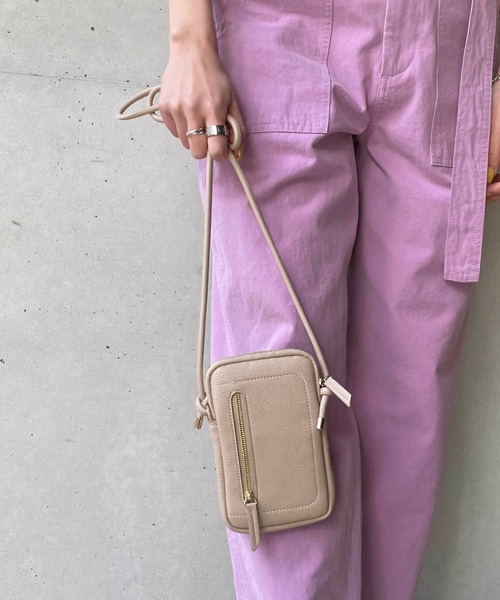 CAPRICIEUX LE'MAGE(カプリシューレマージュ)の「フロントジップミニショルダーバッグ(ショルダーバッグ・レディース・ブラック/ベージュ/アイボリー・ONESIZE)」の11枚目の写真