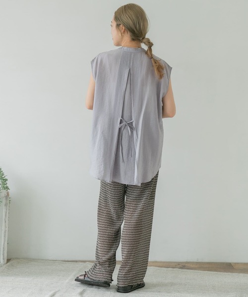 ITEMS URBANRESEARCH(アイテムズ アーバンリサーチ)の「バックリボンシアーブラウス(シャツ/ブラウス・レディース・グレー系その他/オフホワイト/チャコールグレー/ベージュ・FREE)」の7枚目の写真