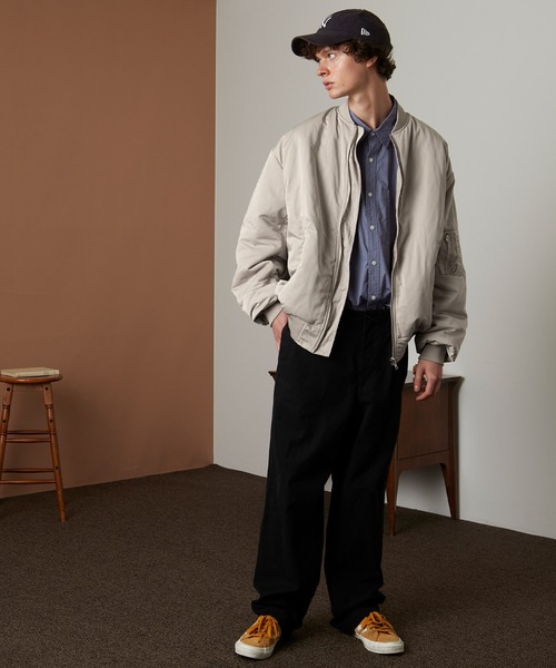 EMMA CLOTHES（エマクローズ）の「ビッグシルエットワイドスリーブ 中綿 MA-1 ブルゾン EMMA CLOTHES（MA-1・メンズ・ブラック/グレイッシュベージュ・FREE）」の4枚目の写真