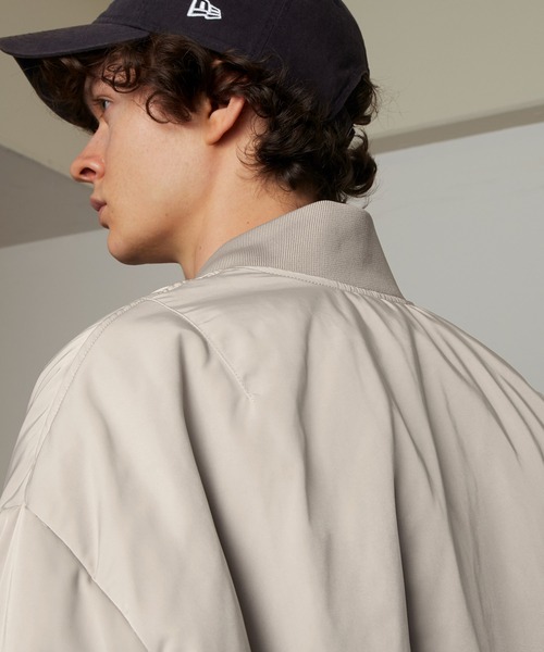 EMMA CLOTHES（エマクローズ）の「ビッグシルエットワイドスリーブ 中綿 MA-1 ブルゾン EMMA CLOTHES（MA-1・メンズ・ブラック/グレイッシュベージュ・FREE）」の10枚目の写真