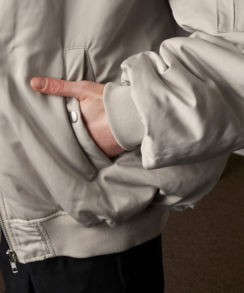 EMMA CLOTHES（エマクローズ）の「ビッグシルエットワイドスリーブ 中綿 MA-1 ブルゾン EMMA CLOTHES（MA-1・メンズ・ブラック/グレイッシュベージュ・FREE）」の11枚目の写真