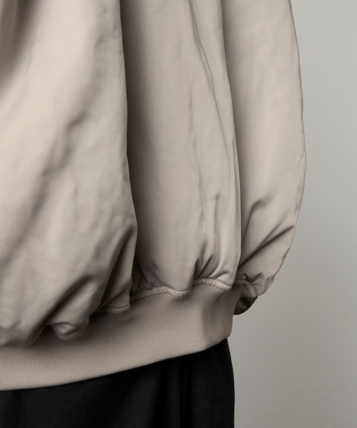 EMMA CLOTHES（エマクローズ）の「ビッグシルエットワイドスリーブ 中綿 MA-1 ブルゾン EMMA CLOTHES（MA-1・メンズ・ブラック/グレイッシュベージュ・FREE）」の13枚目の写真