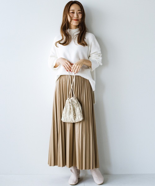 haco!(ハコ)の「少し背伸びしてあなたに近づいた 素顔見せるのはこれからでいい 大人っぽいフェイクレザーのプリーツスカート by you made me(スカート・レディース・ベージュ/ブラック・SMALL/MEDIUM/X-LARGE/LARGE)」の4枚目の写真
