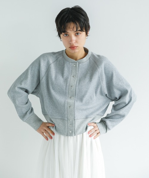 koe（コエ）の「ショート丈リブカーディガン*（カーディガン/ボレロ・レディース・グレー/レッド/グリーン/モカ・M）」の2枚目の写真