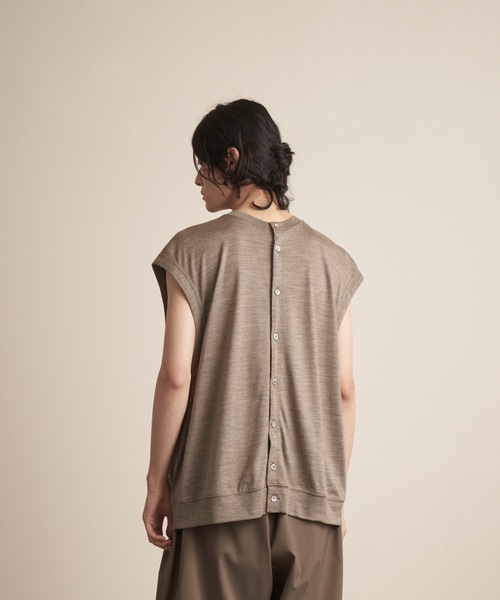 TROVE(トローヴ)の「TROVE 2022SS / MERINO WOOL KNIT VEST(ベスト・メンズ・カーキ/ベージュ・3/1)」の7枚目の写真
