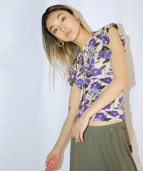 G.V.G.V.（ジーヴィージーヴィー）の「FLORAL TANK TOP（タンクトップ・レディース・ベージュ/グリーン・ONE SIZE）」の2枚目の写真