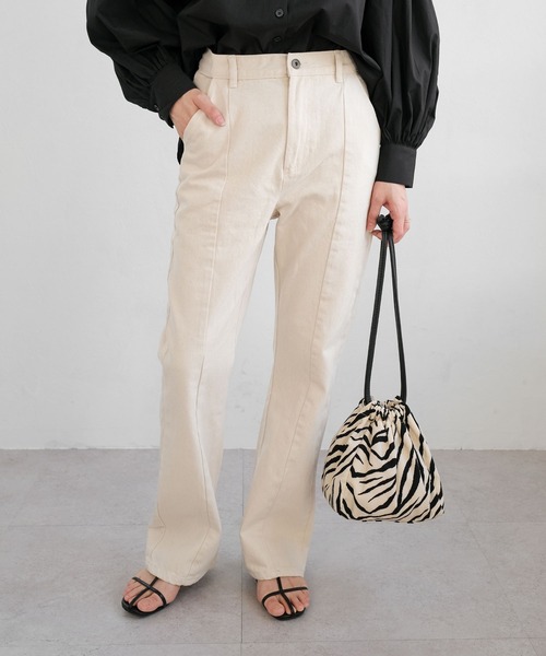 ANDJ(アンドジェイ)の「センター切替ラインハイウエストセミフレアデニムパンツ(デニムパンツ・レディース・オフホワイト/インディゴブルー・M/L)」の1枚目の写真