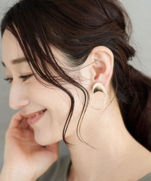 LEPSIM(レプシィム)の「【パーソナルカラーに合わせて選べる】デザインイヤリング 280240(イヤリング・レディース・シルバー/ゴールド/シルバー×ゴールド・ONE SIZE)」の4枚目の写真