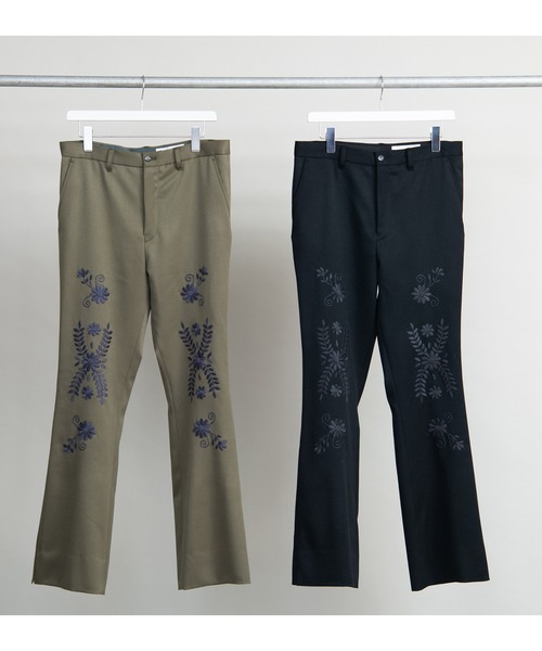 DISCOVERED(ディスカバード)の「DISCOVERED ディスカバード / FLOWER STITCH BOOTSCUT PANTS フラワーステッチブーツカットパンツ / DC-AW22-PT-02(チノパンツ・メンズ・ブラック/カーキ・3/1/2)」の2枚目の写真