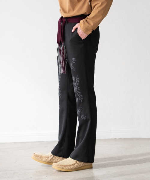 DISCOVERED(ディスカバード)の「DISCOVERED ディスカバード / FLOWER STITCH BOOTSCUT PANTS フラワーステッチブーツカットパンツ / DC-AW22-PT-02(チノパンツ・メンズ・ブラック/カーキ・3/1/2)」の8枚目の写真