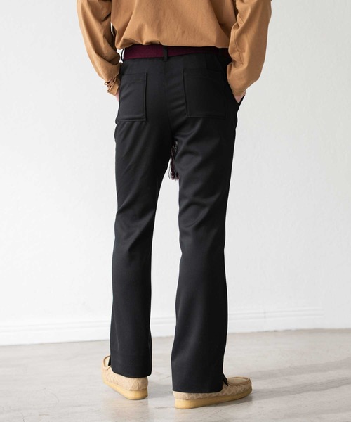 DISCOVERED(ディスカバード)の「DISCOVERED ディスカバード / FLOWER STITCH BOOTSCUT PANTS フラワーステッチブーツカットパンツ / DC-AW22-PT-02(チノパンツ・メンズ・ブラック/カーキ・3/1/2)」の4枚目の写真