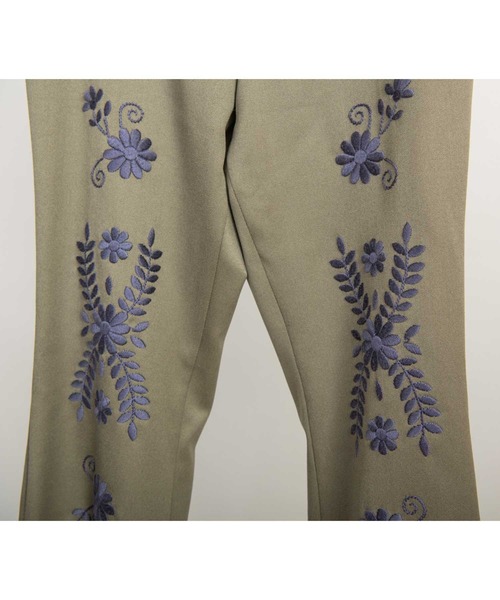 DISCOVERED(ディスカバード)の「DISCOVERED ディスカバード / FLOWER STITCH BOOTSCUT PANTS フラワーステッチブーツカットパンツ / DC-AW22-PT-02(チノパンツ・メンズ・ブラック/カーキ・3/1/2)」の5枚目の写真
