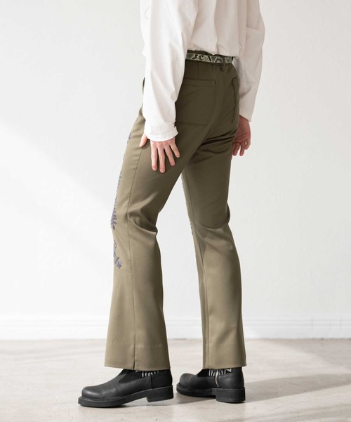 DISCOVERED(ディスカバード)の「DISCOVERED ディスカバード / FLOWER STITCH BOOTSCUT PANTS フラワーステッチブーツカットパンツ / DC-AW22-PT-02(チノパンツ・メンズ・ブラック/カーキ・3/1/2)」の12枚目の写真