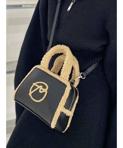 EMODA(エモダ)の「ロゴフェイクムートンバッグ(ハンドバッグ・レディース・ベージュ/ブラック・FREE)」の2枚目の写真