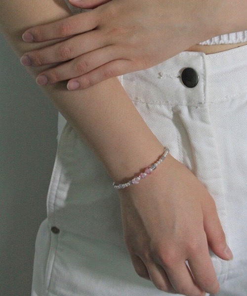 sickfumedot（シクプムドット）の「【sickfumedot 】ピーチグローブレスレット / Peach Glow Bracelet（ブレスレット・レディース・ホワイト×ピンク・17cm）」の2枚目の写真