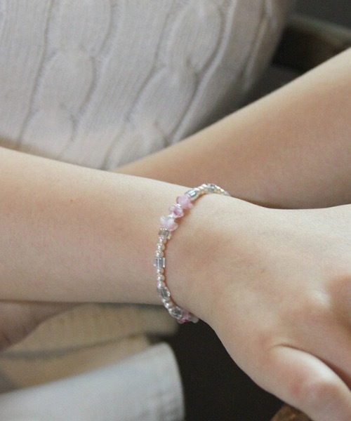 sickfumedot（シクプムドット）の「【sickfumedot 】ピーチグローブレスレット / Peach Glow Bracelet（ブレスレット・レディース・ホワイト×ピンク・17cm）」の3枚目の写真