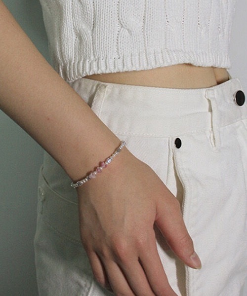 sickfumedot（シクプムドット）の「【sickfumedot 】ピーチグローブレスレット / Peach Glow Bracelet（ブレスレット・レディース・ホワイト×ピンク・17cm）」の4枚目の写真