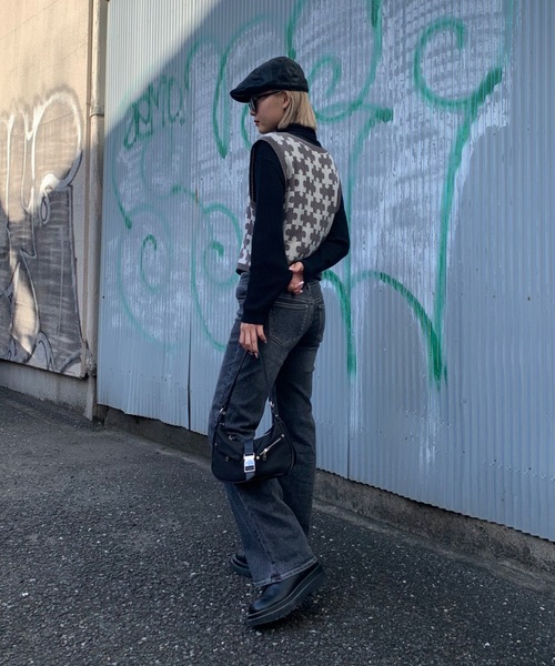 SHAGGIE(シャギー)の「ローライズフレアデニムパンツ(デニムパンツ・レディース・ブルー/ブラック・SMALL/MEDIUM)」の18枚目の写真