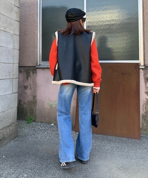 SHAGGIE(シャギー)の「ローライズフレアデニムパンツ(デニムパンツ・レディース・ブルー/ブラック・SMALL/MEDIUM)」の3枚目の写真