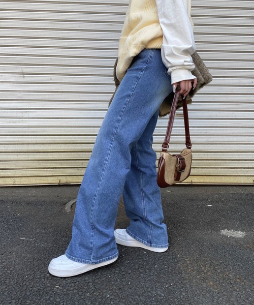 SHAGGIE(シャギー)の「ローライズフレアデニムパンツ(デニムパンツ・レディース・ブルー/ブラック・SMALL/MEDIUM)」の4枚目の写真