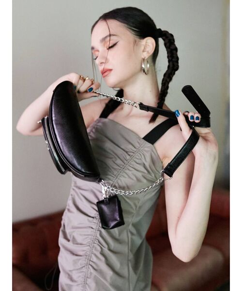 EVRIS（エヴリス）の「チェーンベルトボディーBAG（ボディバッグ/ウエストポーチ・レディース・ベージュ/ブラック・FREE）」の9枚目の写真