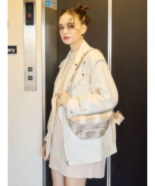 EVRIS（エヴリス）の「チェーンベルトボディーBAG（ボディバッグ/ウエストポーチ・レディース・ベージュ/ブラック・FREE）」の7枚目の写真