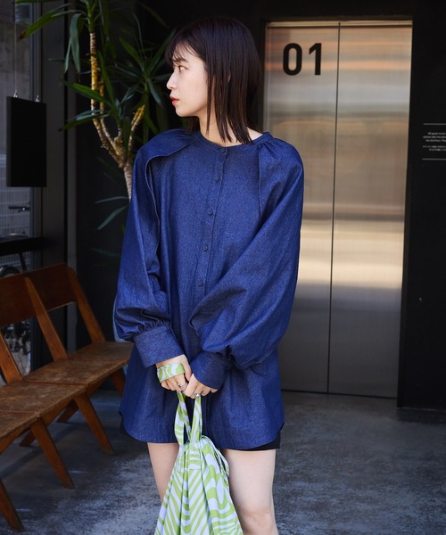 Kastane（カスタネ）の「【2023SSアイテム】ケープスリーブデニムブラウス（シャツ/ブラウス・レディース・ブルー・FREE）」の2枚目の写真
