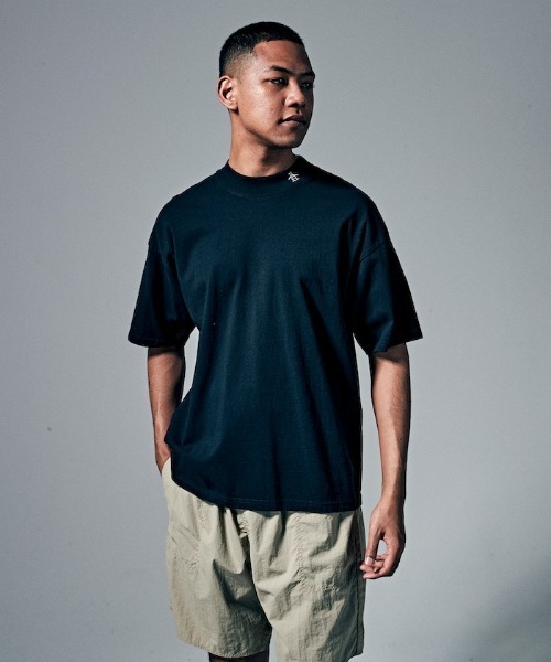 penguin BY MUNSINGWEAR(ペンギン バイ マンシングウェア)の「PENGUIN MOCK NECK T-SHIRT/ペンギンモックネックTシャツ(Tシャツ/カットソー・メンズ・ブラック/グレー/ホワイト・S/L/M/XL)」の1枚目の写真