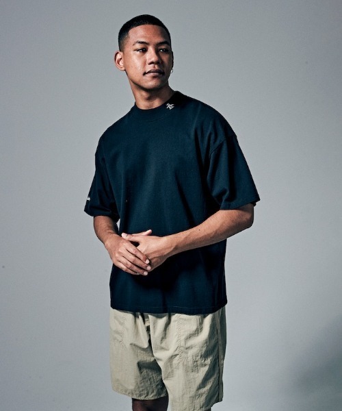 penguin BY MUNSINGWEAR(ペンギン バイ マンシングウェア)の「PENGUIN MOCK NECK T-SHIRT/ペンギンモックネックTシャツ(Tシャツ/カットソー・メンズ・ブラック/グレー/ホワイト・S/L/M/XL)」の4枚目の写真