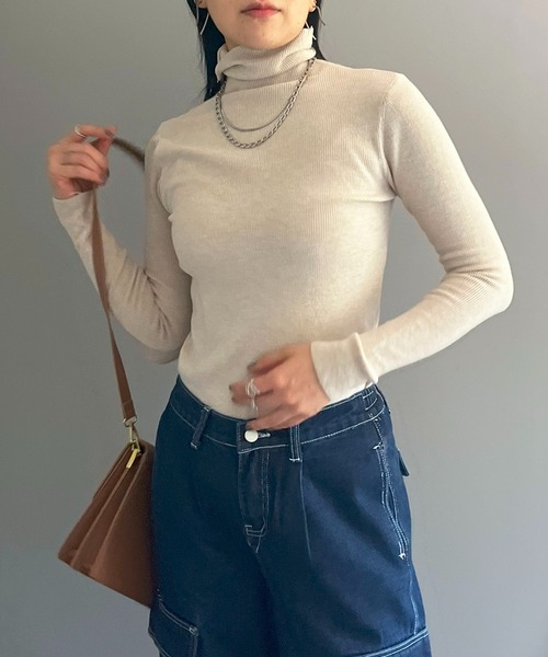 Jewelobe(ジュエローブ)の「タートルネックフィットニット(ニット/セーター・レディース・レッド/ベージュ/ブラック/杢グレー/ブラウン・FREE)」の4枚目の写真