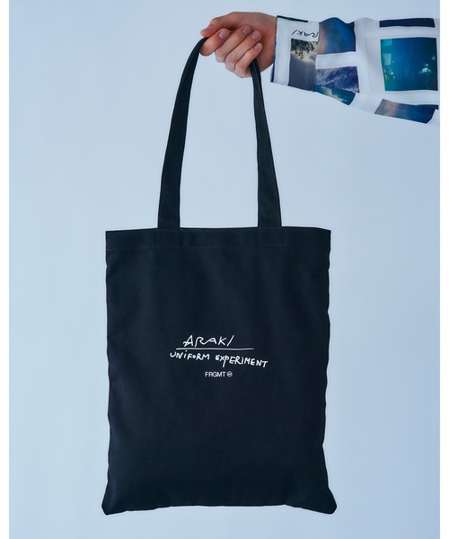 uniform experiment(ユニフォームエクスペリメント)の「FRAGMENT : ARAKI / SKYSCAPES TOTE BAG(トートバッグ・メンズ・ブラック・FREE)」の3枚目の写真