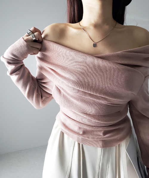 me+em select（ミームセレクト）の「【 ５color 】タックデザインドレープオフショルダーリブニット（ニット/セーター・レディース・ブルー/ワイン/アイボリー/ブラック/ピンク・FREE）」の4枚目の写真