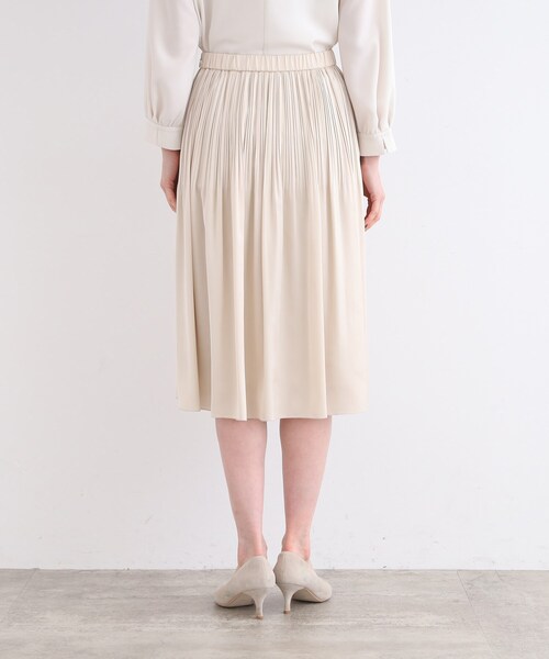 INDIVI（インディヴィ）の「◆【セレモニー／サテン素材】ボックスプリーツスカート（スカート・レディース・ナチュラル/ネイビー/ブラック・40/12/03/05/15 /36/13/38/19）」の6枚目の写真